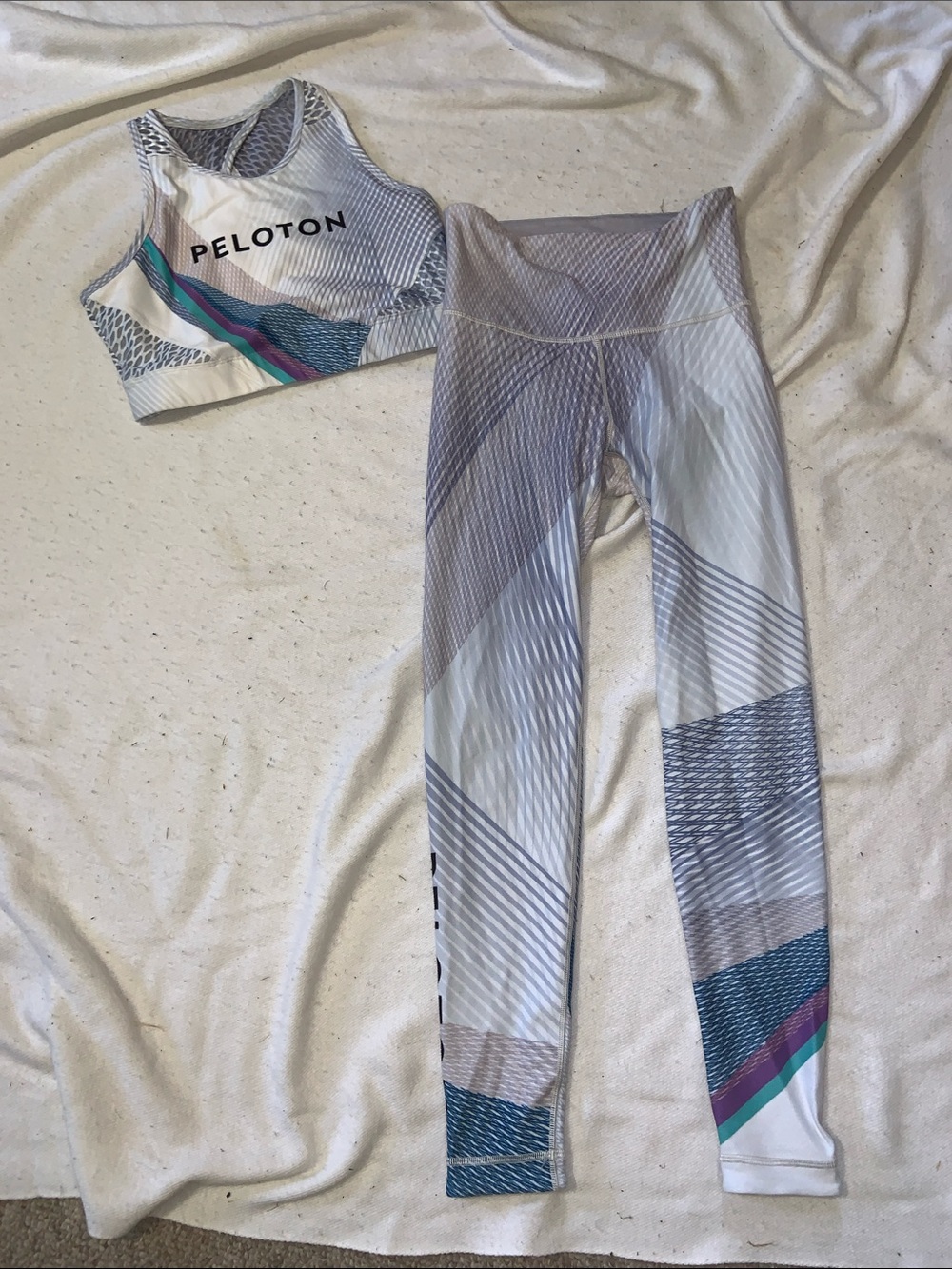 Peloton WEAR IT YO HEART White Leggings &sports bra Blue, Teal & Purple Accents
